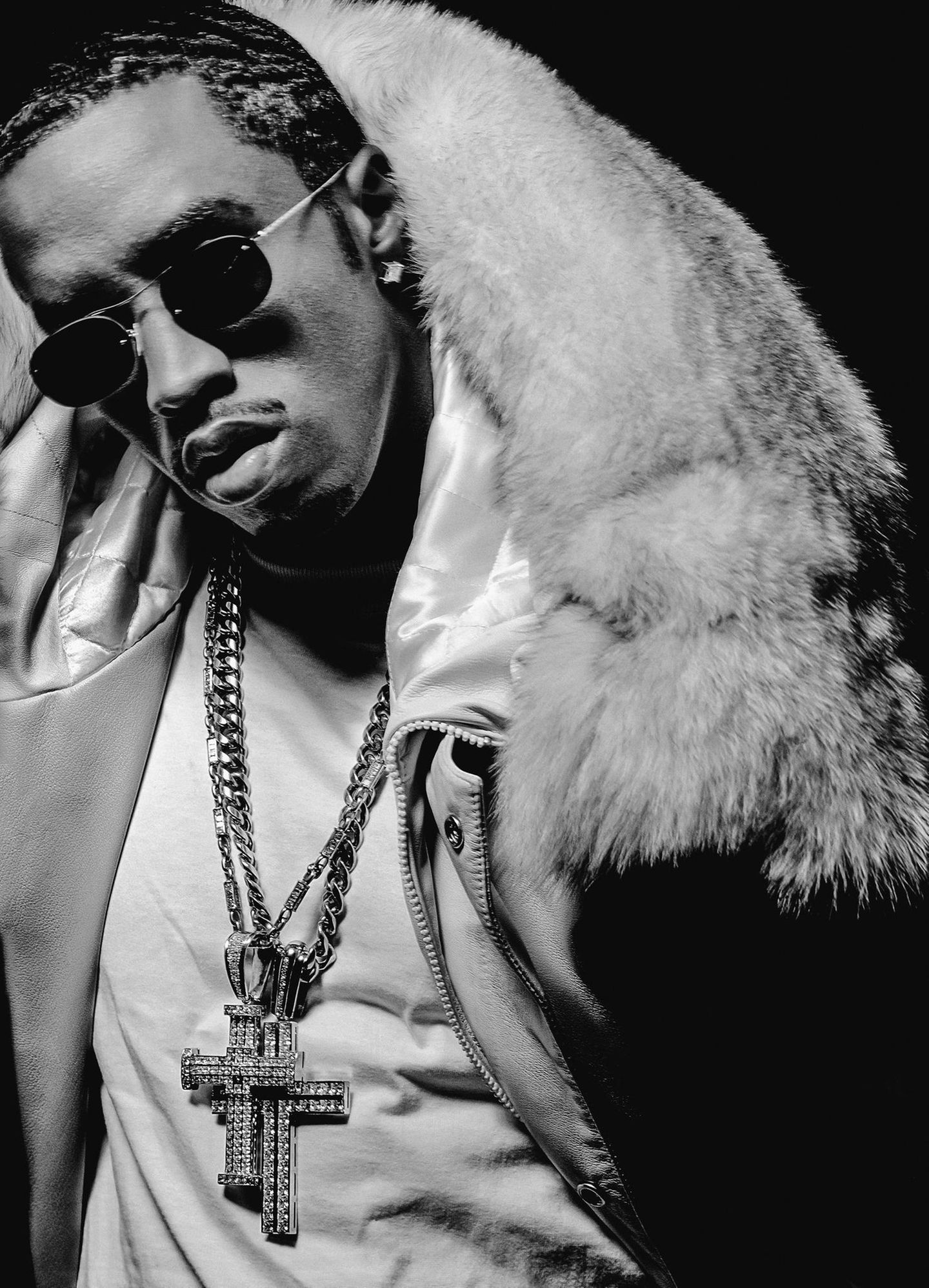 Bildband "Ice Cold": Anfangs war Gelbgold der Standard für Hip-Hop-Schmuck, aber als die Branche in den Neunzigerjahren größer und einflussreicher wurde, begannen Künstler wie Jay-Z oder Sean Combs (damals Puff Daddy) Schmuckstücke aus Platin und Diamanten zu kaufen und leiteten damit eine neue Ära des Hip-Hop-Schmucks ein. Combs trägt auf dieser Aufnahme aus dem Jahr 1999 zwei Platinketten, an denen üppige Diamantkreuze hängen. Anfangs war Gelbgold der Standard für Hip-Hop-Schmuck, aber als die Branche in den Neunzigerjahren größer und einflussreicher wurde, begannen Künstler wie Jay-Z oder Sean Combs (damals Puff Daddy) Schmuckstücke aus Platin und Diamanten zu kaufen und leiteten damit eine neue Ära des Hip-Hop-Schmucks ein. Combs trägt auf dieser Aufnahme aus dem Jahr 1999 zwei Platinketten, an denen üppige Diamantkreuze hängen.