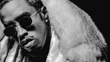Anfangs war Gelbgold der Standard für Hip-Hop-Schmuck, aber als die Branche in den Neunzigerjahren größer und einflussreicher wurde, begannen Künstler wie Jay-Z oder Sean Combs (damals Puff Daddy) Schmuckstücke aus Platin und Diamanten zu kaufen und leiteten damit eine neue Ära des Hip-Hop-Schmucks ein. Combs trägt auf dieser Aufnahme aus dem Jahr 1999 zwei Platinketten, an denen üppige Diamantkreuze hängen.