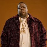 The Notorious B.I.G., auch bekannt als Biggie, ist eine Legende der Hip-Hop-Kultur. Ebenso legendär waren seine Jesus-Ketten, die er in den Neunzigern trug. Der Rapper ließ sie sich von dem New Yorker Schmuckhändler Tito Caicedo anfertigen – für 30.000 Dollar das Stück. Dafür bekam er neben echtem Gold auch Diamanten, die die Dornenkrone des Jesuskopfs zierten. 
