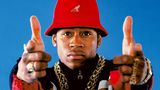 LL Cool J ist einer der einflussreichsten Rapper, wenn es um Hip-Hop-Schmuck geht. Im Buch beschreibt er, wie schon früh seine Begeisterung für auffälligen Goldschmuck geweckt wurde. James Todd Smith, so sein bürgerlicher Name, wuchs im New Yorker Stadtteil Queens auf. Seine Kindheit war geprägt von Gewalt und Armut. Als Lichtblick sah er ausgerechnet Drogendealer und andere Kriminelle, weil die mit dicken Ketten oder teuren Uhren posierten. "Sie weckten Hoffnung. Lange, bevor ich verstanden habe, wie sie an diesen Schmuck gekommen waren. Für mich waren diese Männer Vorbilder", so LL Cool J.