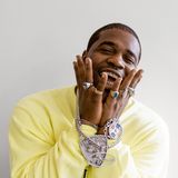Grillz, Ringe, Ketten, Armreifen, eine Uhr: Kaum jemand veranschaulicht so gut, welche Bedeutung Schmuck im Hip-Hop hat wie Rapper Asap Ferg. Der in Harlem geborene Künstler erzählte in Interviews, wie er als Jugendlicher stets an den Läden von Tiffany & Co. vorbeilief, sich aber nie traute hineinzugehen, weil die Schmuckstücke für ihn unbezahlbar waren. Heute trägt er selbst Gold, Platin und Diamanten und wurde 2018 als erster männlicher Rapper zum Markenbotschafter von Tiffany ernannt. Schmuck im Hip-Hop ist also vielmehr als nur kunstvolles Geschmeide. Für viele in Armut aufgewachsene Künstler war es das Versprechen auf eine bessere Zukunft.