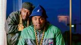 Das Hip-Hop-Duo Eric B. & Rakim aufgenommen 1987, zu Beginn ihrer erfolgreichen Karriere. Beide tragen dicke Goldketten mit riesigen Anhängern, auf denen ein Adler- und ein Marienmotiv zu sind. Eric B. im Vordergrund präsentiert zudem eine goldene Uhr, mehrere Armbänder und an jedem Finger einen Ring. Etwas versteckt zu sehen ist seine rechte Hand: Die schmückt ein breiter Ring mit einem Namensschild, auf dem sein vollständiger Name steht: Louis Eric Barrier.