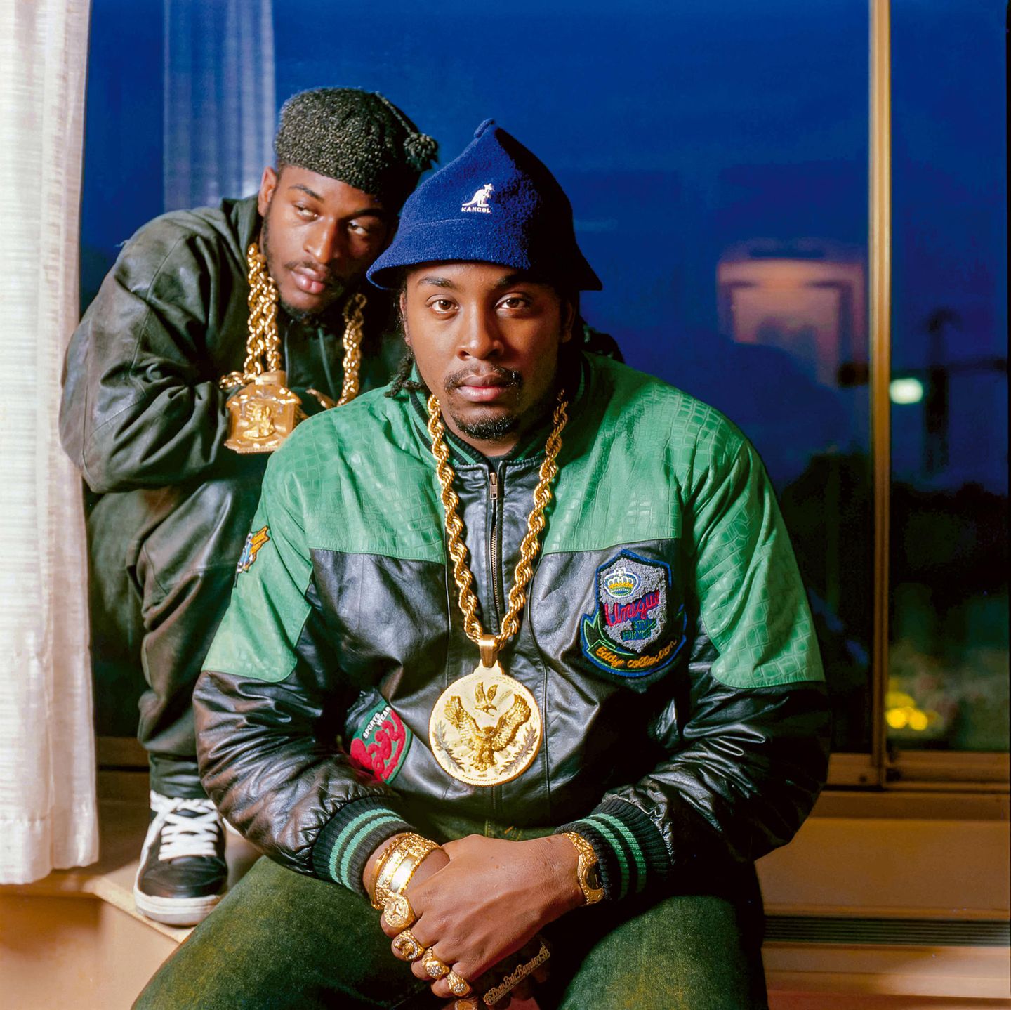 Bildband "Ice Cold": Das Hip-Hop-Duo Eric B. & Rakim aufgenommen 1987, zu Beginn ihrer erfolgreichen Karriere. Beide tragen dicke Goldketten mit riesigen Anhängern, auf denen ein Adler- und ein Marienmotiv zu sind. Eric B. im Vordergrund präsentiert zudem eine goldene Uhr, mehrere Armbänder und an jedem Finger einen Ring. Etwas versteckt zu sehen ist seine rechte Hand: Die schmückt ein breiter Ring mit einem Namensschild, auf dem sein vollständiger Name steht: Louis Eric Barrier. Das Hip-Hop-Duo Eric B. & Rakim aufgenommen 1987, zu Beginn ihrer erfolgreichen Karriere. Beide tragen dicke Goldketten mit riesigen Anhängern, auf denen ein Adler- und ein Marienmotiv zu sind. Eric B. im Vordergrund präsentiert zudem eine goldene Uhr, mehrere Armbänder und an jedem Finger einen Ring. Etwas versteckt zu sehen ist seine rechte Hand: Die schmückt ein breiter Ring mit einem Namensschild, auf dem sein vollständiger Name steht: Louis Eric Barrier.
