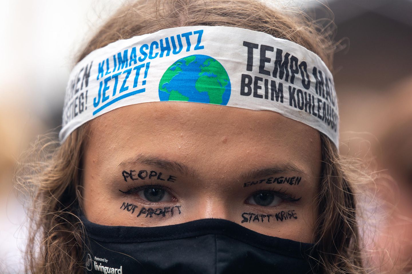 Klimaaktivistin mit Maske