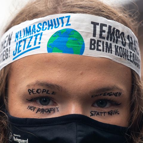 Klimaaktivistin mit Maske