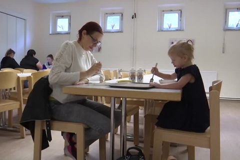 Video: Kostenexplosion trifft Familien: Mittagessen in der "Arche" als Rettungsanker
