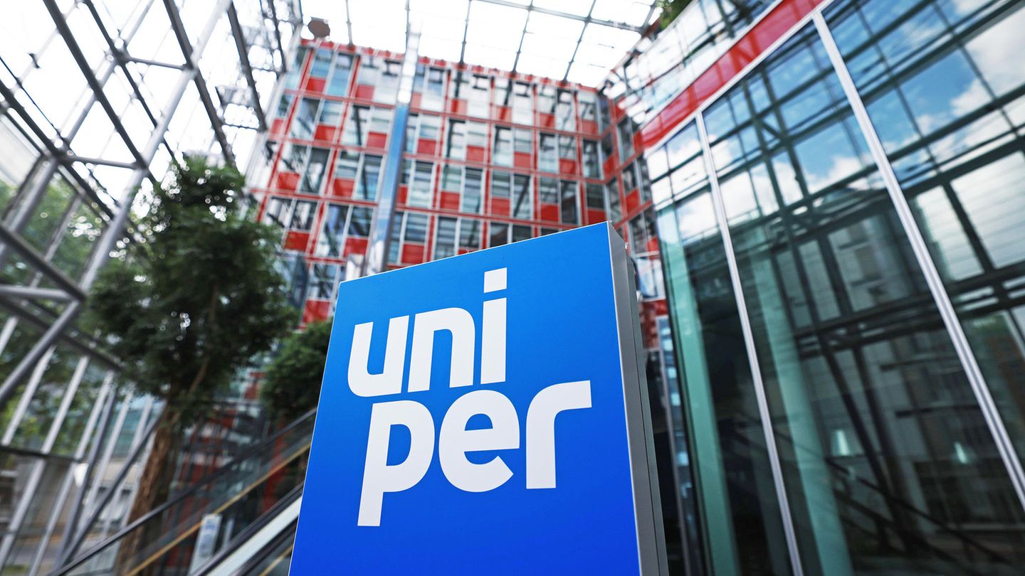 Unter einem Glasdach ist ein quadratisches blaues Logo mit weißem "Uniper"-Schriftzug zu sehen