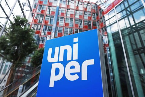 Unter einem Glasdach ist ein quadratisches blaues Logo mit weißem "Uniper"-Schriftzug zu sehen