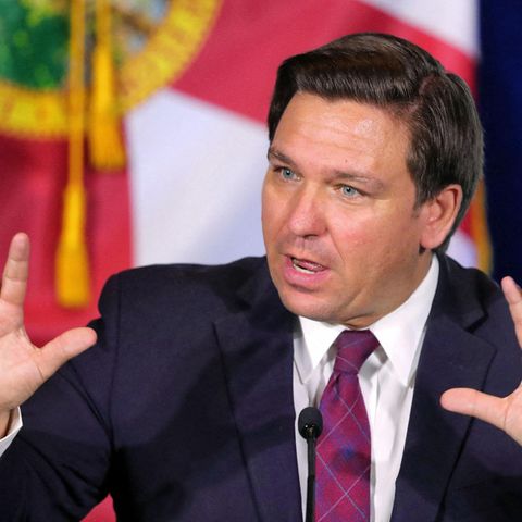 Ließ Migranten per Flugzeug aus seinem Bundesstaat bringen: Floridas Gouverneur Ron DeSantis