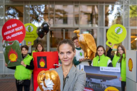 Aktivisten der Deutschen Umwelthilfe stehen vor einem Shell-Gebäude