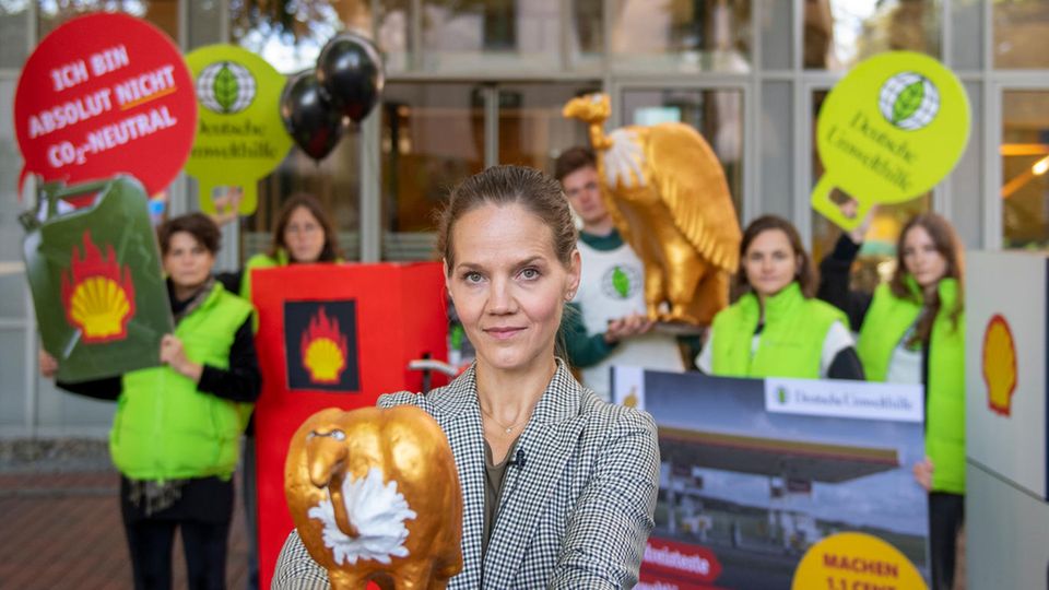Aktivisten der Deutschen Umwelthilfe stehen vor einem Shell-Gebäude
