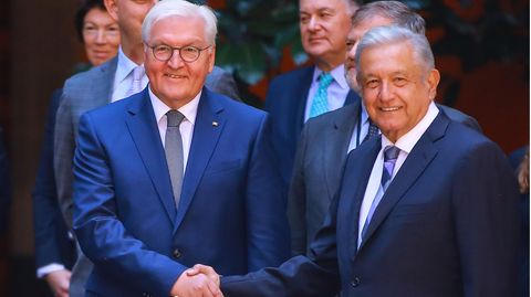 Mexikos Präsident Andres Manuel Lopez Obrador, rechts, und Bundespräsident Steinmeier