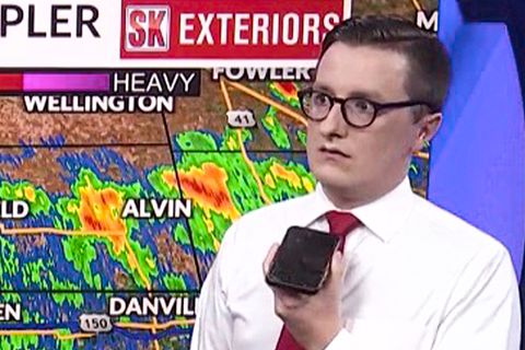Mitten im Live-TV: Meteorologen berichten über Unwetter – plötzlich steht das Studio unter Wasser