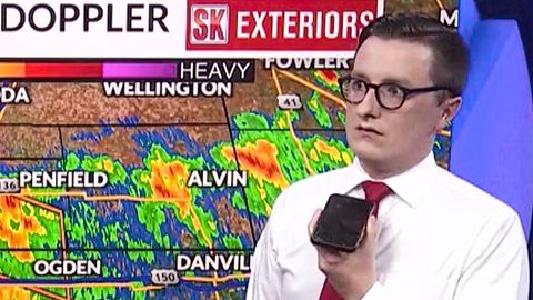 Mitten im Live-TV: Meteorologen berichten über Unwetter – plötzlich steht das Studio unter Wasser
