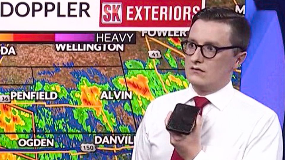 Mitten im Live-TV: Meteorologen berichten über Unwetter – plötzlich steht das Studio unter Wasser Mitten im Live-TV: Meteorologen berichten über Unwetter – plötzlich steht das Studio unter Wasser