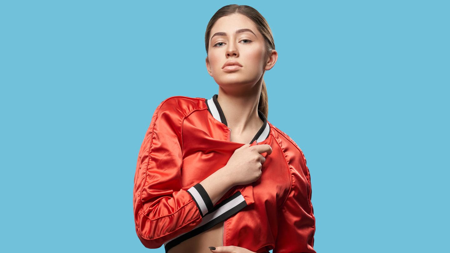 Frau trägt Bomberjacke