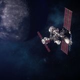 Lunar Orbital Platform Gateway – Schon mit Artemis III sollten ursprünglich die ersten Teile der künftigen orbitalen Mondstation ins All gebracht werden. Das wurde zugunsten der Mondlandung geändert. Nun soll das 2024 oder 2025; jedenfalls in zeitlicher Nähe zu Artemis III; geschehen – in Verbindung mit einem Cygnus-Raumschiff. Die bemannte Artemis IV-Mission soll dann ausschließlich dem Ausbau der Gateway-Station dienen, die ein Gemeinschaftsprojekt der Nasa, Esa, der japanischen Jaxa und der kanadischen CSA ist. Gateway soll den Mond in einer weiten Umlaufbahn, die zeitweise in Erdnähe verläuft, umkreisen. Einen einzelnen Orbit soll die Station in etwa sechseinhalb Tagen vollenden, durch ihre Positionierung kann sie dabei auch als Relaisstation für Funkverkehr mit der erdabgewandten, sogenannten "dunklen" Seite des Mondes dienen. Gateway soll den Charakter von Reisen zum Mond ändern, selbstverständlicher machen. Sie wird zwar nicht ständig besetzt sein, soll aber als Zwischenstation für Astronauten dienen, die von dort zur Mondoberfläche fliegen. Außerdem sollen dort Technologien für spätere Marsmissionen erprobt werden.