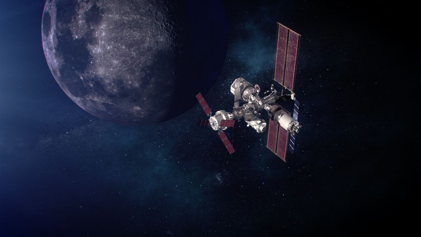 Lunar Orbital Platform Gateway – Schon mit Artemis III sollten ursprünglich die ersten Teile der künftigen orbitalen Mondstation ins All gebracht werden. Das wurde zugunsten der Mondlandung geändert. Nun soll das 2024 oder 2025; jedenfalls in zeitlicher Nähe zu Artemis III; geschehen – in Verbindung mit einem Cygnus-Raumschiff. Die bemannte Artemis IV-Mission soll dann ausschließlich dem Ausbau der Gateway-Station dienen, die ein Gemeinschaftsprojekt der Nasa, Esa, der japanischen Jaxa und der kanadischen CSA ist. Gateway soll den Mond in einer weiten Umlaufbahn, die zeitweise in Erdnähe verläuft, umkreisen. Einen einzelnen Orbit soll die Station in etwa sechseinhalb Tagen vollenden, durch ihre Positionierung kann sie dabei auch als Relaisstation für Funkverkehr mit der erdabgewandten, sogenannten "dunklen" Seite des Mondes dienen. Gateway soll den Charakter von Reisen zum Mond ändern, selbstverständlicher machen. Sie wird zwar nicht ständig besetzt sein, soll aber als Zwischenstation für Astronauten dienen, die von dort zur Mondoberfläche fliegen. Außerdem sollen dort Technologien für spätere Marsmissionen erprobt werden.