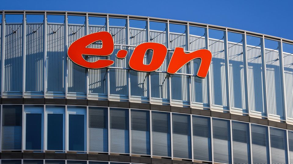 Das Firmenlogo des Stromanbieters Eon an der Fassade eines Hochhauses