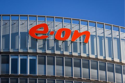 Das Firmenlogo des Stromanbieters Eon an der Fassade eines Hochhauses