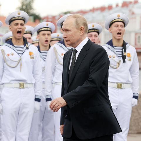 Wladimir Putin bei einer Marineparade. Wie viele Soldaten will er im Rahmen seiner Teilmobilisierung einziehen? 