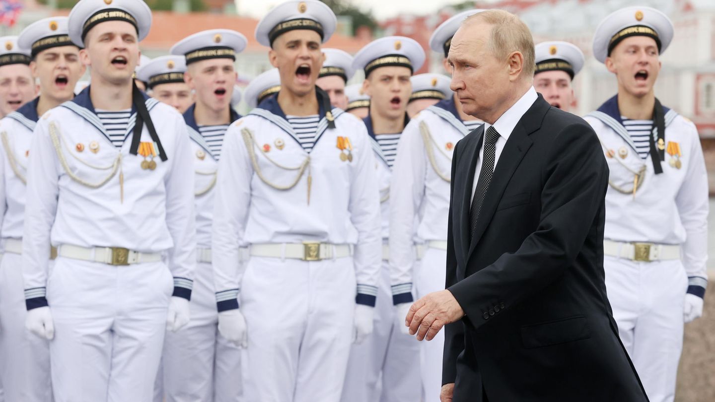 Vladimir Putin at a naval parade.  How many soldiers does he want to draft as part of his partial mobilization? 