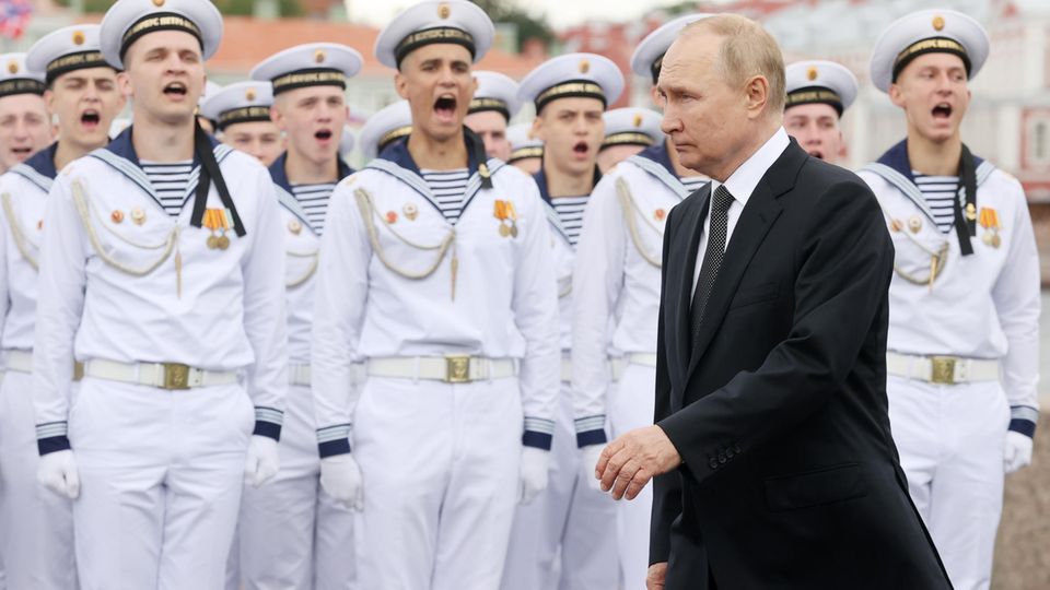 Wladimir Putin bei einer Marineparade. Wie viele Soldaten will er im Rahmen seiner Teilmobilisierung einziehen? 