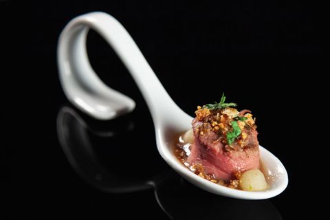 Ente mit Pflaumensauce auf einem Löffel