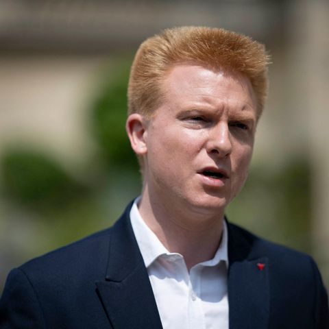 Der französische LFI-Abgeordnete Adrien Quatennens vor dem Elysée-Palast in Frankreich