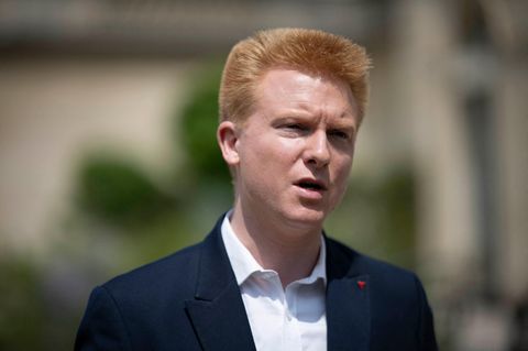 Der französische LFI-Abgeordnete Adrien Quatennens vor dem Elysée-Palast in Frankreich