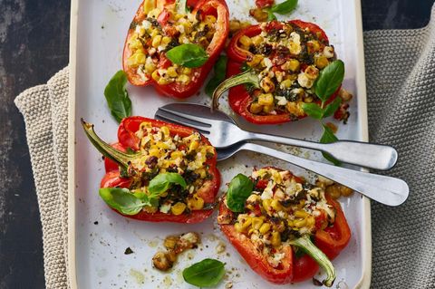Gefüllte Paprika mit Mais und Schafskäse