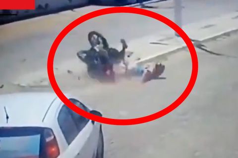 Biker überlebt dank seines Motorradhelms zwei Unfälle hintereinander