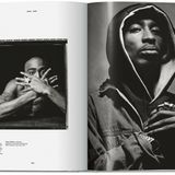 Eine Stilikone und Legende ist Tupac Shakur, auch weil es zu seinen Tod im Jahr 1996 bis heute zahlreiche Verschwörungstheorien gibt. Musikalisch und modisch hat er das Hip-Hop-Genre entscheidend geprägt. Hier trägt er zwei Ringe, zum einen einen sternenförmigen aus Gold und Diamanten, zum anderen einen Goldring mit dem Konterfei der ägyptischen Königin Nofretete.