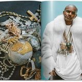 Rapper Cam'ron trägt gleich ein halbes Dutzend Schmuckstücke um den Hals. Zentraler Hingucker ist dabei die mit 100 Karat Diamanten und 300 Gramm Gold verzierte Globuskette. Dank eines kleinen Motors kann sich die Weltkugel drehen, eine Batterie bringt ihn zusätzlich zum Leuchten. Als Vorlage diente eine goldene Skulptur mit dem Schriftzug "The World Is Yours", die in Brian De Palmas Kultfilm "Scarface" aus dem Jahr 1983 zu sehen ist.