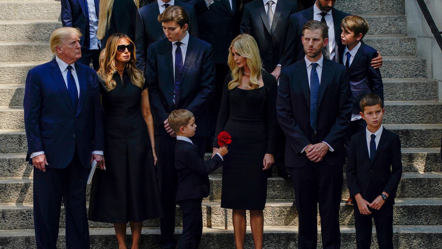 Donald Trump und seine Frau Melania Trump mit den Familienmitgliedern Barron Trump, Ivanka Trump und Eric Trump