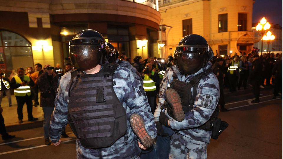 Polizisten nehmen einen Demonstranten in Moskau fest