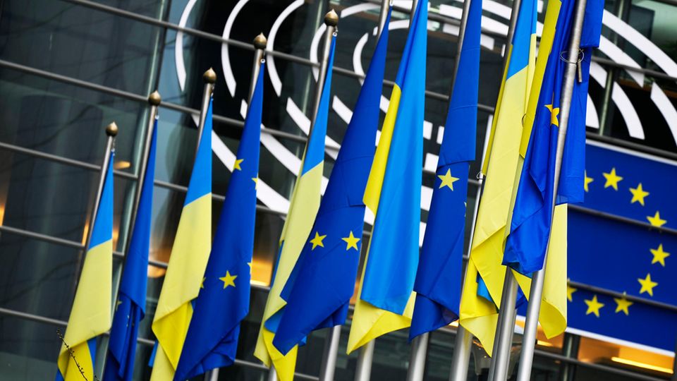 Five flags each of Ukraine and the EU alternately hang in a row on flagpoles