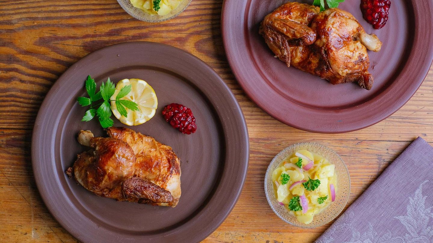 Wiesn-Hendl mit Kartoffelsalat  Das Wiesn Hendl als kulinarischer Oktoberfest-Klassiker gelingt Daheim besonders einfach. Die bayerische Paprika-Marinade aus meinem Familienkochbuch hab ich mit modernem Rauchpaprika verfeinert. So schmeckt der Giggerl aus dem Ofen wie vom Grill. Als Beilage gibt es einen feinen Kartoffelsalat, der von München bis Hamburg wirklich jedem schmeckt.      Zutaten für 2 Personen  Vorbereitungszeit 35 Minuten  Zubereitungszeit 45 Minuten      Wiesn-Hendl:  1 Brathähnchen (ca. 1 kg)  1 gestrichener TL Rauchpaprika  1 gestrichener TL Salz  4 Prisen Pfeffer  4 Prisen Zucker  100 g Butter      Kartoffelsalat:  500 g Kartoffeln  Salz  1 TL Kümmelsamen  200-250 ml Gemüsebrühe  1 EL mittelscharfer Senf  1 Stück rote Zwiebel Salz, Pfeffer  1 gestrichener EL Zucker  3 EL Apfelessig  2 El Sonnenblumenöl  1/2 Bund Petersilie      Dekoration:  1 Stück Zitrone  1/2 Bund Petersilie oder Liebstöckel  2 EL Preiselbeeren      Zubereiten:  Die Kartoffeln waschen und mit der Schale in einem Topf mit Wasser bedeckt auf den Herd stellen.  Kartoffelwasser mit Salz und Kümmelsamen würzen. Die Kartoffeln weich kochen und dann abschütten.  Backofen mit dem Gitter auf mittlerer Schiene ohne Backbleche bei 180°C Heißluft vorheizen.  Das Hähnchen unter fließendem, kalten Wasser abwaschen, trocken tupfen und in einen geeigneten Bräter legen.  Das Hähnchen großzügig mit Rauchpaprika, Salz, Pfeffer und Zucker würzen und unmittelbar in den Ofen schieben.  Den Küchenwecker auf 45 Minuten stellen und die Backofen-Temperatur auf 170°C reduzieren.  Die Kartoffeln schälen, schwarze Augen gründlich entfernen. Eine Schüssel bereit stellen die Kartoffeln abwechselnd in 1-2-3 mm dicke Scheiben in die Schüssel schneiden.  Die Brühe aufkochen, mit Senf verrühren, vom Herd ziehen.  Die Zwiebel halbieren, schälen, in feine Würfel oder in Streifen schneiden und in die heiße, nicht mehr kochende Brühe geben.  Die Zwiebeln 5 Minuten in der Brühe ziehen lassen.   Die Brühe mit Salz, Pfeffer, Zucker und Essig süß säuerlich kräftig abschmecken und über die vorbereiteten Kartoffelscheiben gießen.  Den Kartoffelsalat handwarm abkühlen lassen.  Einige Kartoffeln mit den Händen leicht zerdrücken und so einen gut gebundenen Kartoffelsalat zubereiten.  Kartoffelsalat bis zum Anrichten ziehen lassen.  Wenn der Küchenwecker klingelt den Backofen abschalten und das Hähnchen entnehmen. Den Gargrad prüfen, die Butter zum Hähnchen legen.  Kartoffelsalat mit Salz, Pfeffer, Zucker und Essig final abschmecken und Öl nach Geschmack dazu geben.  Kartoffelsalat in Schälchen anrichten.  Das Hähnchen halbieren und auf warmen Tellern anrichten.  Eine Zitrone halbieren, oder einen Stern ausschneiden, mit Petersilie oder Liebstöckel zum Hähnchen legen.  Preiselbeeren auf dem Teller anrichten und servieren. Den Hähnchen-Bratensaft extra reichen.      Tipp von Koch Thomas Sixt:  Sehr gerne lege ich etwa nach der Hälfte der Garzeit einige Knoblauchzehen und Schalotten zum Hähnchen in den Bräter. Dann ist schon etwas Bratensaft entstanden und die Aromaten können ganz wunderbar im Hähnchensaft garen. Wer es extra knusprig mag, kann das Hähnchen gegen Ende der Garzeit noch kurz grillen.