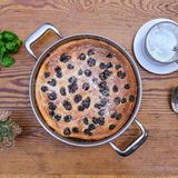 Wiesn-Grießauflauf mit Kirschen  Unsere Einladung zum süßen Oktoberfest für Dahoam.      Zutaten für 4 Personen  Vorbereitungszeit 35 Minuten  Zubereitungszeit 45 Minuten      Auflauf:  250 g Sauerkirschen oder eingelegte Schwarzkirschen  500 ml Milch  2 Päckchen Vanillezucker  50 g Butter  125 g Weichweizengrieß  4 kalte Eier Größe M  2 Prisen Salz  4 geh. EL Puderzucker  1 EL zimmerwarme Butter für die Form      Dekoration:  Puderzucker  Minze      Zubereiten:  Die Kirschen aus dem Glas auf ein Sieb geben und den Saft auffangen.  Den Saft anderweitig verwenden, die Kirschen gut abtropfen lassen.  Die Milch mit dem Vanillezucker und Butter aufkochen.  Weichweizengrieß langsam unter Rühren dazu rieseln lassen.  Grießbrei 2-3 Minuten leicht köchelnd garen, dabei stetig umrühren.  Den Topf mit dem Grießbrei in kaltes Wasser stellen und überkühlen lassen.  Backofen bei 180°C Stufe Heißluft vorheizen. Ofengitter mittig einschieben und Ofenbleche entfernen.  Die Eier in zwei Schüsseln trennen.  Das Eiweiß mit einer Prise Salz und 1 EL Puderzucker Steif schlagen und kalt stellen.  Die Eigelbe mit einer Prise Salz und 3 EL Puderzucker 2 Minuten schaumig schlagen.  Den abgekühlten Grießbrei flink unter die Eigelb-Masse rühren.  Eine geeignete Universalpfanne oder Bräter großzügig mit der zimmerwarmen Butter bestreichen.  Das geschlagene Eiweiß flink unter die Grießmasse heben, dabei nicht zu stark rühren, damit das Volumen vom Eischnee erhalten bleibt.  Die Hälfte der Grießmasse in die Form geben und die Kirschen darauf verteilen.  Die zweite Hälfte der Grießmasse auftragen und ebenso mit Kirschen belegen.  Den Auflauf im Backofen, Stufe Heißluft 180°C, mittig auf einem Backofen-Gitter platziert gut 40-45 Minuten backen.  Anrichten:  Mit Puderzucker und Minze bestreut servieren.      Tipp von Koch Thomas Sixt:  Anstelle der Kirschen aus dem Glas können Sie auch frische oder tiefgekühlte Kirschen (aufgetaut) verwenden. Ebenso fein schmeckt der Auflauf mit Aprikosen, Apfelstücken oder mit Zwetschgen.