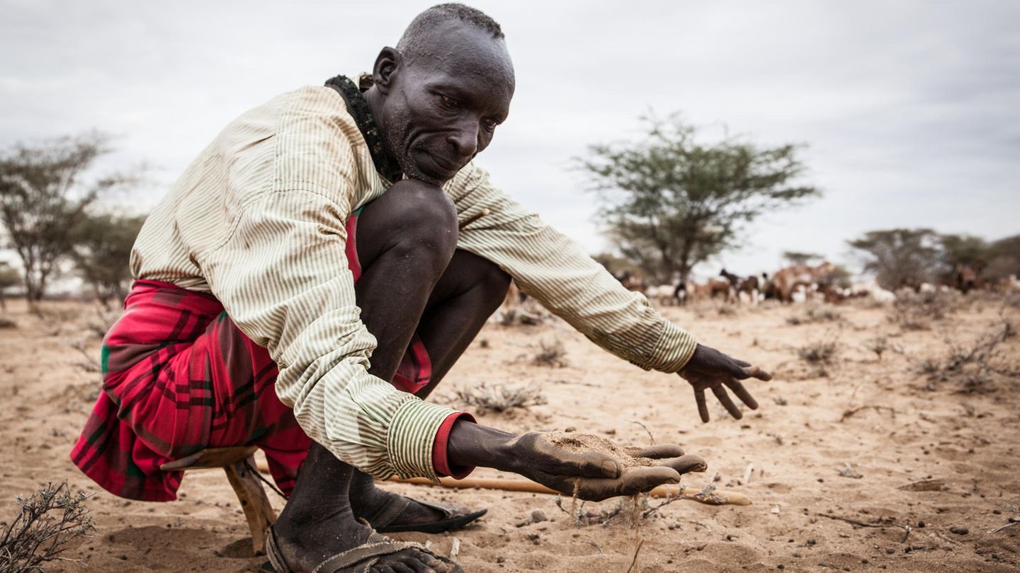 Kein Gras: Der Turkana-Hirte Eyanae Lowoton nahe einer Wasserstelle in der Region zeigt, wie vertrocknet die Böden durch den ausbleibenden Regen inzwischen sind.