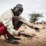 Kein Gras: Der Turkana-Hirte Eyanae Lowoton nahe einer Wasserstelle in der Region zeigt, wie vertrocknet die Böden durch den ausbleibenden Regen inzwischen sind.