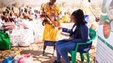 Nahrungsmittelverteilung durch IMPACT, eine lokale Partnerorganisation von Misereor in Dol Dol (Laikipia): Ausgewählte Familien erhalten jeweils 10 kg Maismehl, 5 kg Reis, 3 kg Bohnen, 2 kg Zucker, 500 Gramm Tee, 2 Liter Speiseöl.