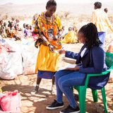 Nahrungsmittelverteilung durch IMPACT, eine lokale Partnerorganisation von Misereor in Dol Dol (Laikipia): Ausgewählte Familien erhalten jeweils 10 kg Maismehl, 5 kg Reis, 3 kg Bohnen, 2 kg Zucker, 500 Gramm Tee, 2 Liter Speiseöl.