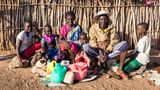 Jane Sarioyo (42), ihr Mann Lkinesen Sarioyo (65) aus Dol Dol mit ihren Kindern sind dankbar für die Hilfe. In den letzten Tagen haben sie kaum etwas gegessen. Einen Teil der Lebensmittel werden sie mit ihren Nachbarn teilen, denn die haben ihnen vorher ausgeholfen. Familie Sarioyo blieben durch die Dürre nur noch eine abgemagerte Kuh und sechs Ziegen.