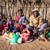 Jane Sarioyo (42), ihr Mann Lkinesen Sarioyo (65) aus Dol Dol mit ihren Kindern sind dankbar für die Hilfe. In den letzten Tagen haben sie kaum etwas gegessen. Einen Teil der Lebensmittel werden sie mit ihren Nachbarn teilen, denn die haben ihnen vorher ausgeholfen. Familie Sarioyo blieben durch die Dürre nur noch eine abgemagerte Kuh und sechs Ziegen.