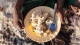 Sohn Richard Sarioyo (12) mit einem Teller Maisbrei dank der Hilfslieferung. An Fleisch oder Gemüse ist nicht zu denken. Die Samburu in Laikipia sind Viehhirten, Gemüse wächst in der Region ohnehin nicht. Durch  Corona waren die Märkte geschlossen, wo sich eine Mutter früher als Tagelöhnerin etwas dazu verdienen konnte.