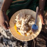 Sohn Richard Sarioyo (12) mit einem Teller Maisbrei dank der Hilfslieferung. An Fleisch oder Gemüse ist nicht zu denken. Die Samburu in Laikipia sind Viehhirten, Gemüse wächst in der Region ohnehin nicht. Durch  Corona waren die Märkte geschlossen, wo sich eine Mutter früher als Tagelöhnerin etwas dazu verdienen konnte.