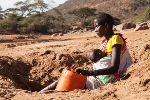 Kilometerweit ist Nashangai Tair (22) mit ihrem Baby Nareu Tair gelaufen, um in einem ausgetrockneten Flussbett in Laikipia nach Wasser zu graben. Den zwanzig-Liter-Kanister Wasser trägt sie dann allein nachhause. Frauenarbeit. Jeden Tag.