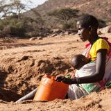 Kilometerweit ist Nashangai Tair (22) mit ihrem Baby Nareu Tair gelaufen, um in einem ausgetrockneten Flussbett in Laikipia nach Wasser zu graben. Den zwanzig-Liter-Kanister Wasser trägt sie dann allein nachhause. Frauenarbeit. Jeden Tag.