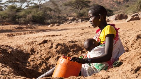 Kilometerweit ist Nashangai Tair (22) mit ihrem Baby Nareu Tair gelaufen, um in einem ausgetrockneten Flussbett in Laikipia nach Wasser zu graben. Den zwanzig-Liter-Kanister Wasser trägt sie dann allein nachhause. Frauenarbeit. Jeden Tag.